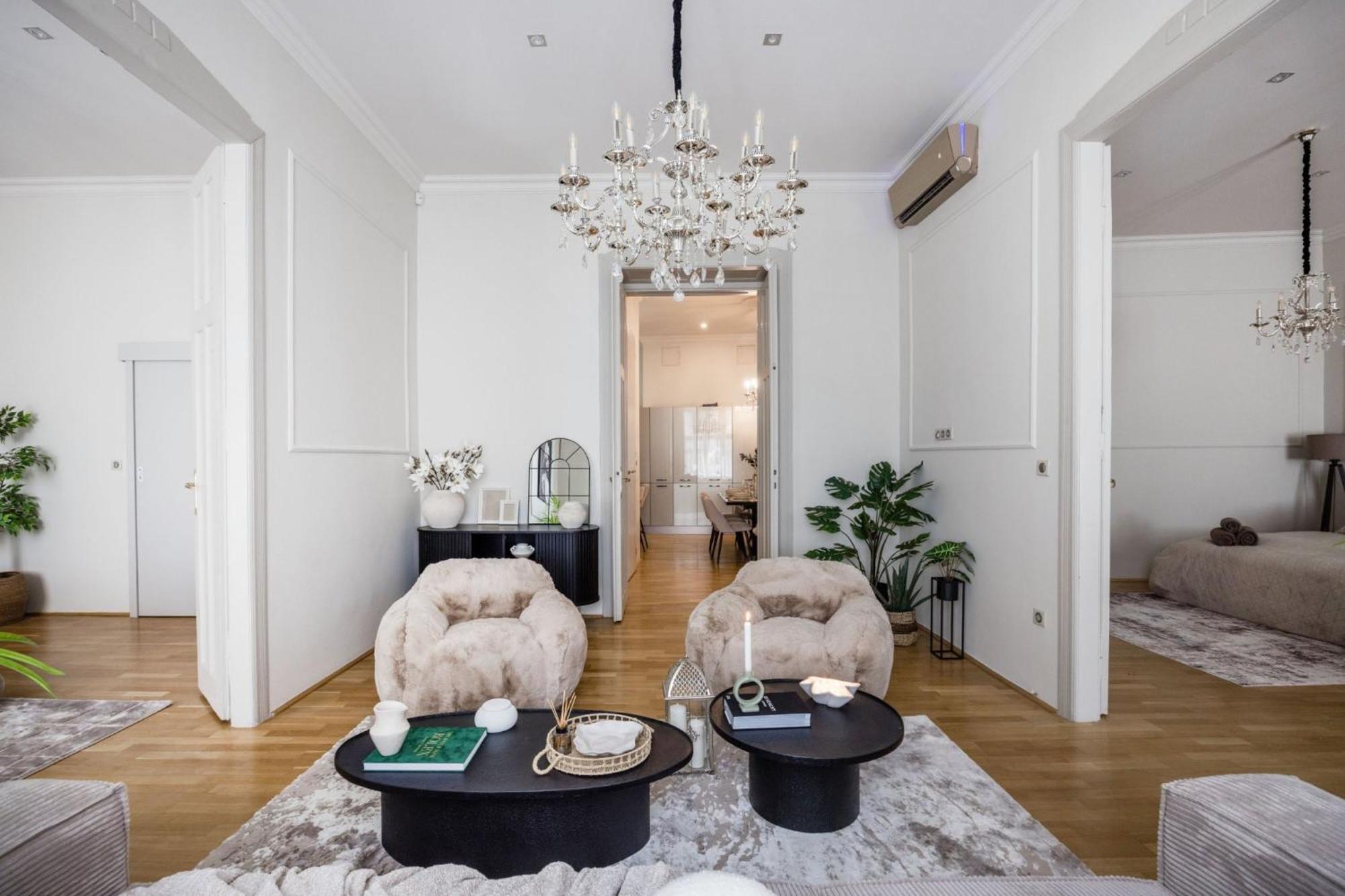Timeless Elegant Apartment By Opera House Budapeste Exterior foto