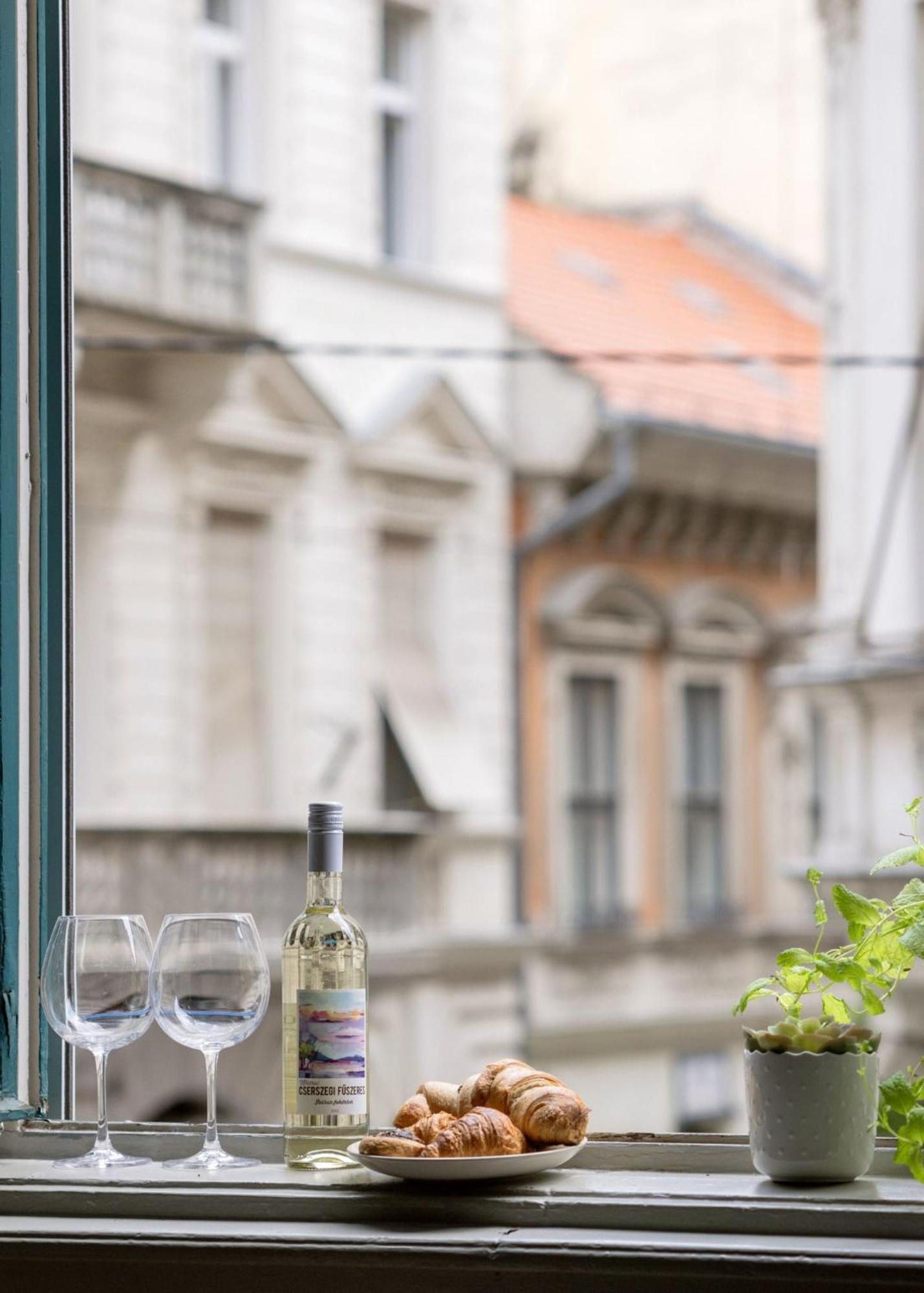 Timeless Elegant Apartment By Opera House Budapeste Exterior foto